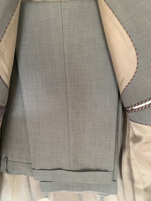 Чоловічий урочистий костюм