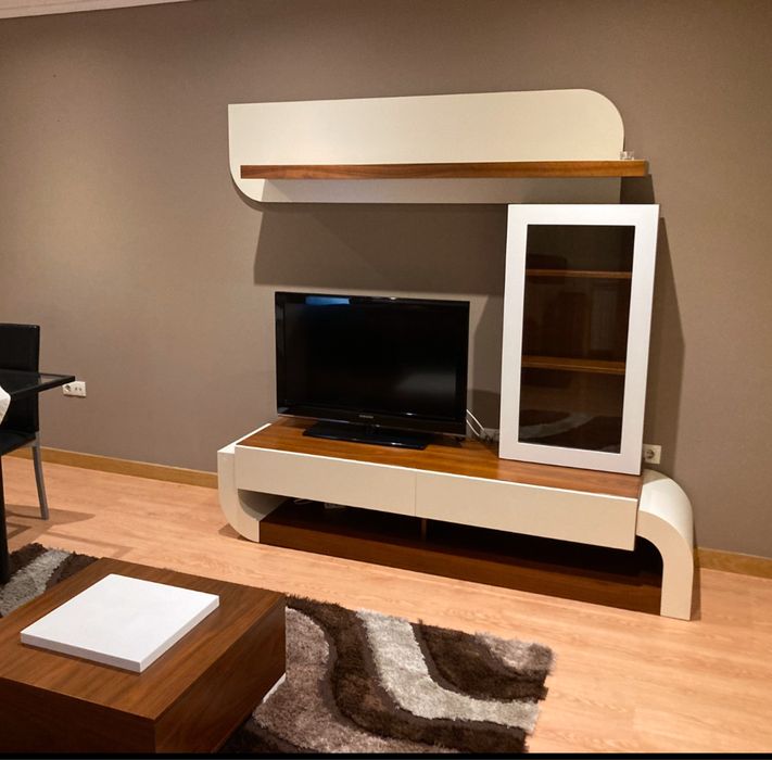 Móvel de sala e  mesinha centro em nogueira e lacado