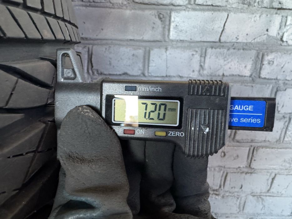 Майже нові літні шини Bridgestone 215/60 R17