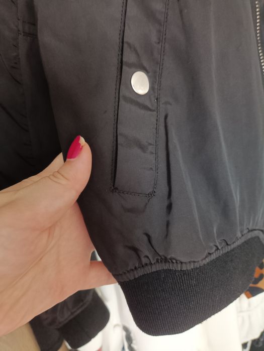 Mohito rozmiar 38 M czarna kurtka bomberka na wiosnę z napisami z tyłu