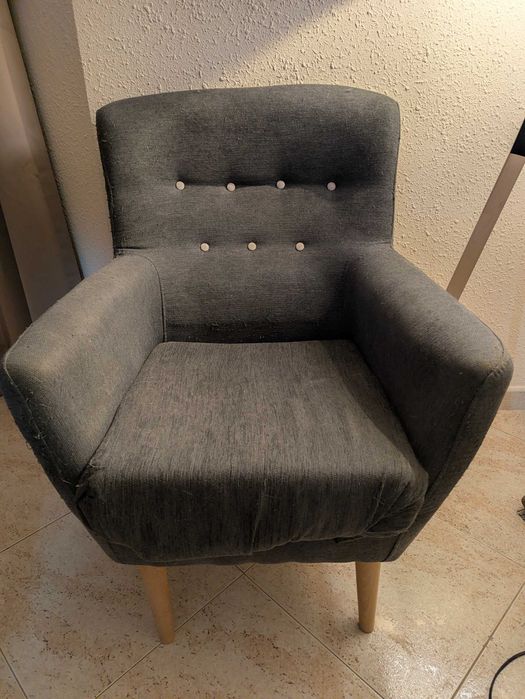 Poltrona / Cadeirão cinzento com botões