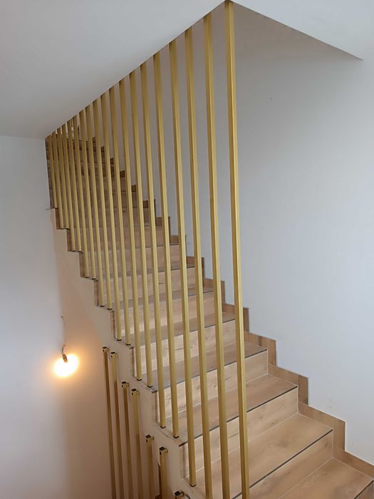 Balustrada pionowa typu lamele, harfa, złota, czarna, stalowe profile