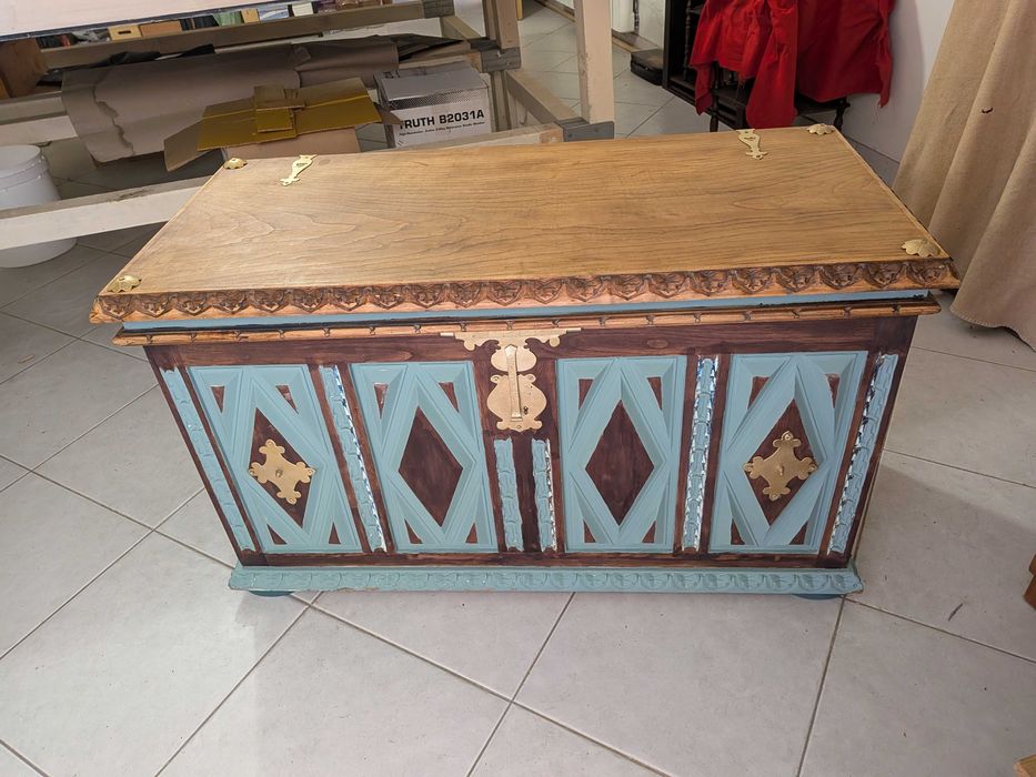 Bau de Madeira mobiliario restaurado.  Uma bela arca e bonita peça de decoração.