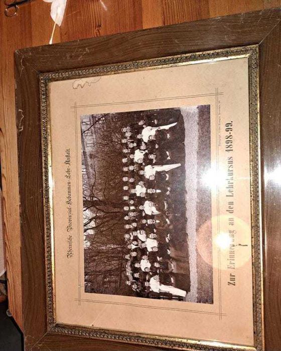 Stare 130 lat zdiecie grupowe w ramie za szklem