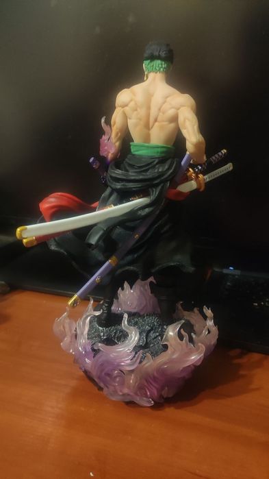 Колекційна фігурка Roronoa Zoro One Piece — велика і важка,