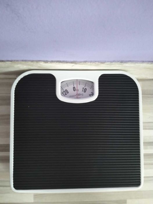 NOWA waga łazienkowa mechaniczna – bez baterii + czytelny odczyt