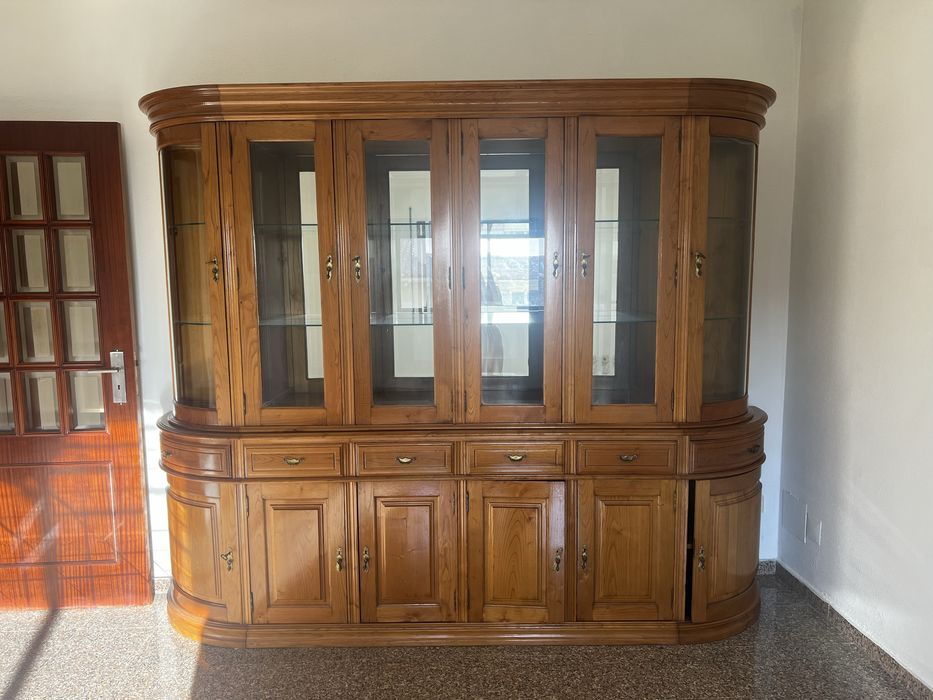 Armario de sala em madeira maciça