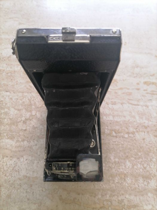 Máquina Kodak centenária de fole.