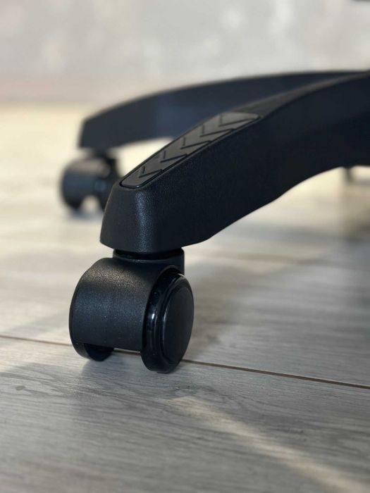 Крісло ігрове компютерне з тканини із подушками та підставкою під ноги