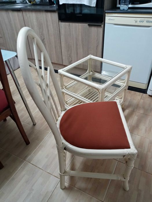 Mesinha e cadeira antigas mas em ótimo Estado