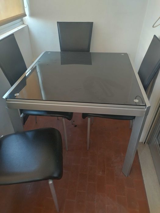 Mesa de jantar extensível + 4 cadeiras. Bom estado de conservação. O comprador deverá assegurar o transporte e fazer a recolha no local.
