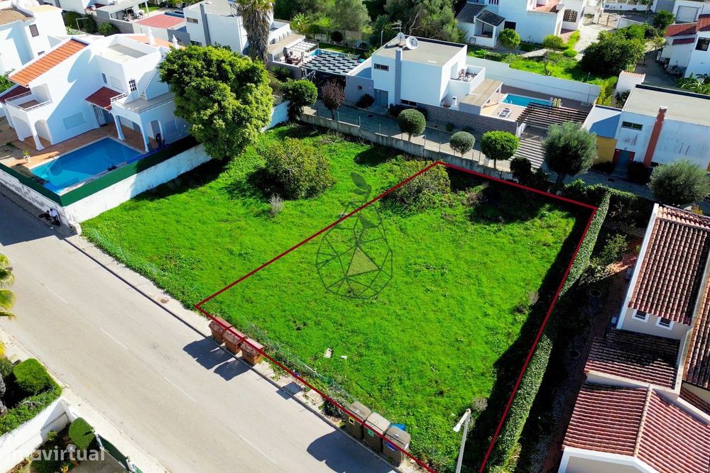 Terreno de 542 m2 e projeto para moradia a cerca de 900 metros das Pra