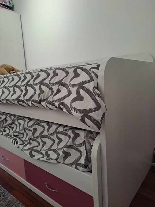 Quarto de solteiro completo em madeira maciça