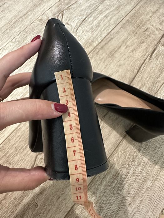 Туфлі чорні. Туфлі беж.