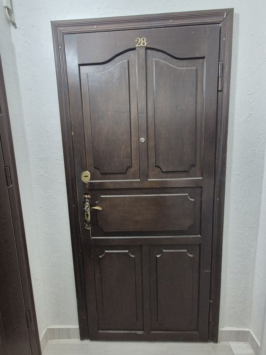 Бронированная дверь с деревянной обшивкой