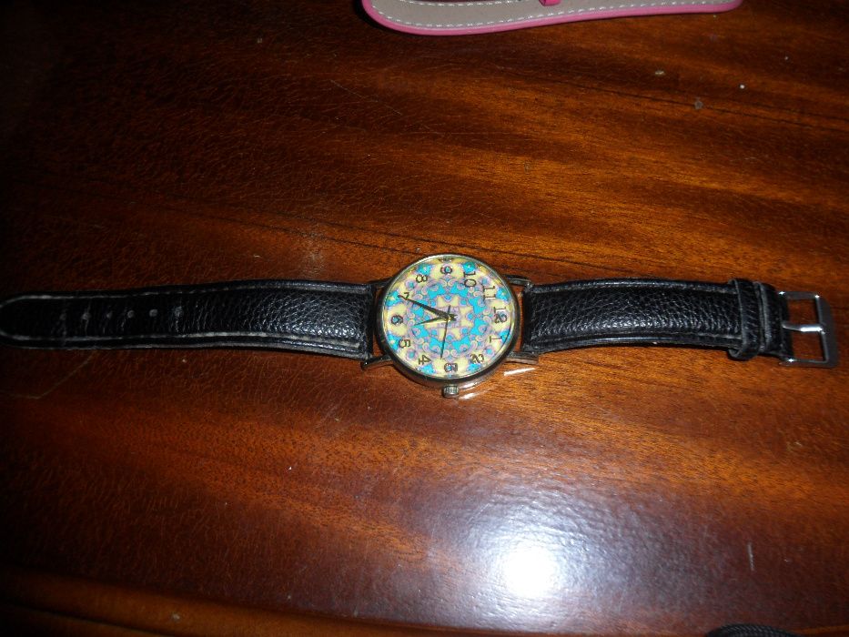 relogio preto e branco oferta de portes de envio