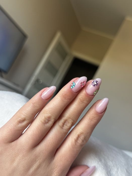 Manicure hybrydowy i żelowy