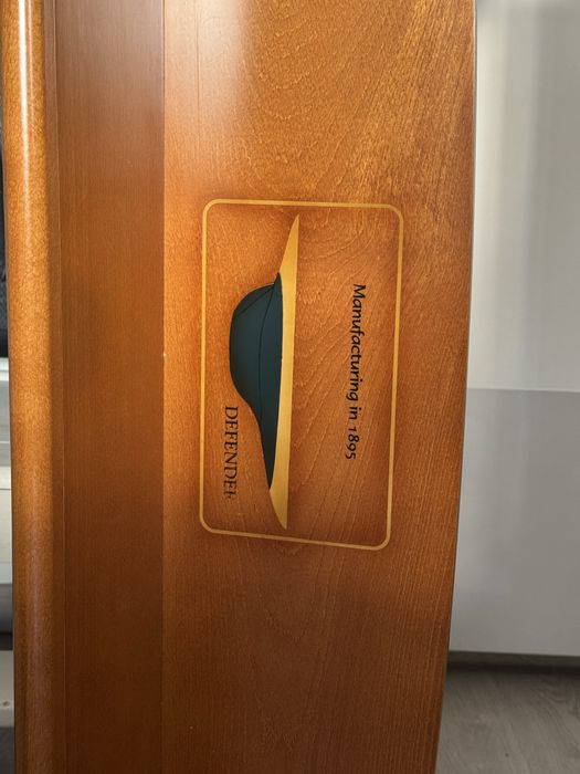 Prateleiras de Madeira com Pormenor em Metal