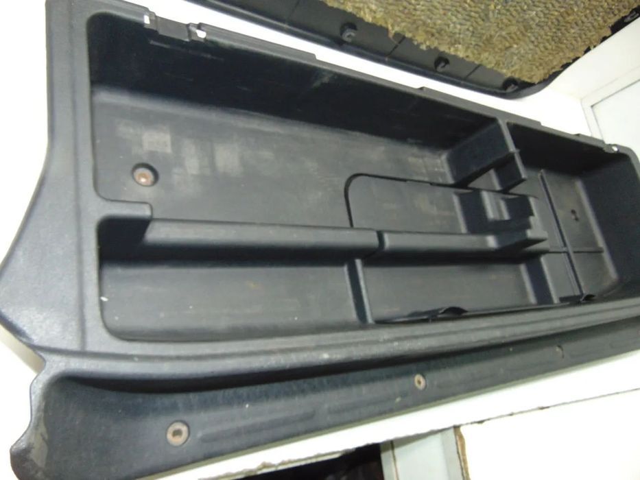 Mitsubishi Pajero caixa arrumos mala
