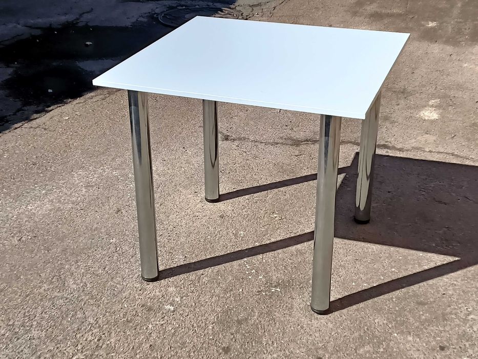 Столы с откручивающимися железными ножками