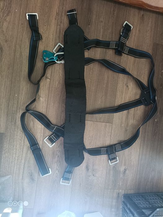 Страховка для висотних робіт з спусковим пристроєм