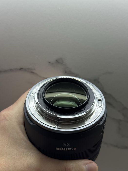 Обʼєктив Canon 35mm f1.8 macro