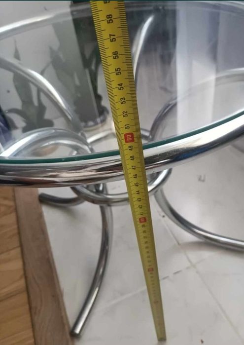 Mesa de centro com tampo de vidro e pernas inox