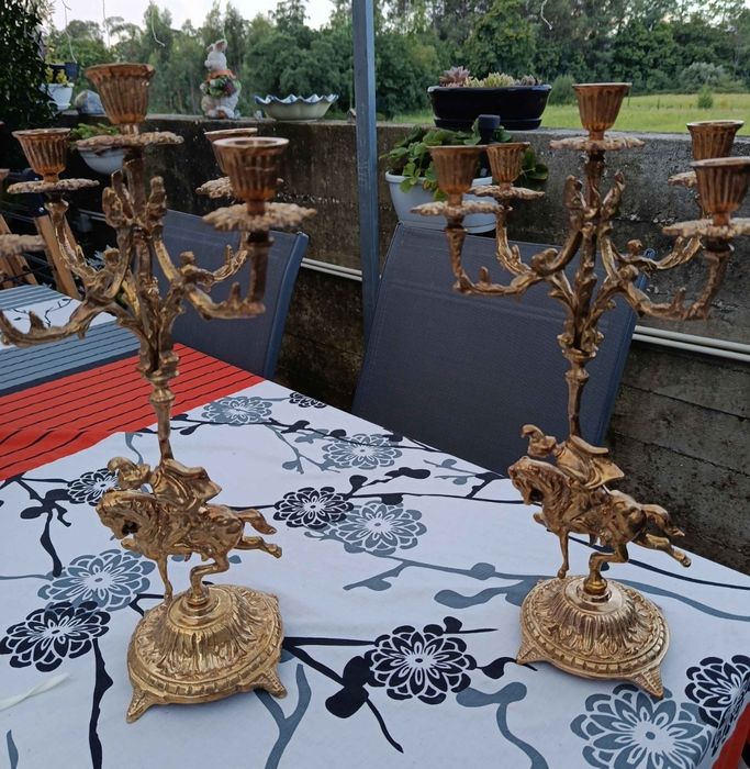 Castiçais (2) espetaculares vintage em latão maciço (Raríssimos)
