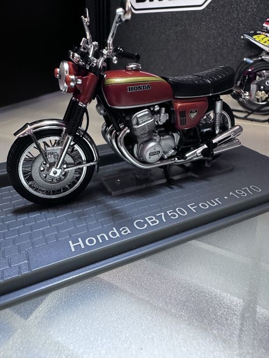 Miniatura Honda CB750 Four de 1970 Escala 1/24 made by IXO