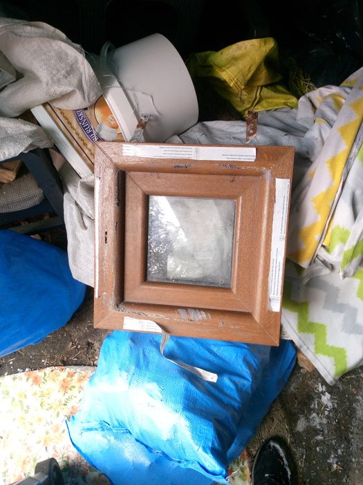 Brązowo białe okienko