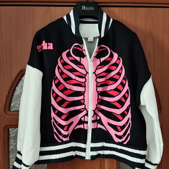 На подростков.Куртка-бомбер.