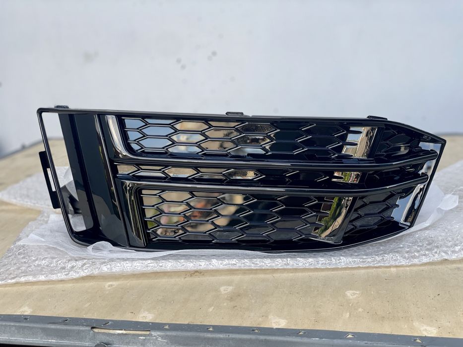 Решітка в бампер Audi A4 B9, решотка a4b9 2016-2019, накладка бампера