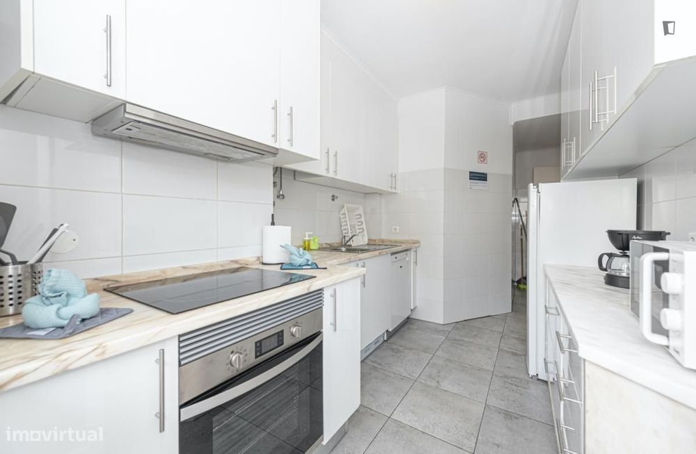 Quarto - localizado em Campolide Lisbon