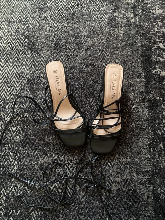 Босоножки на шнуровке