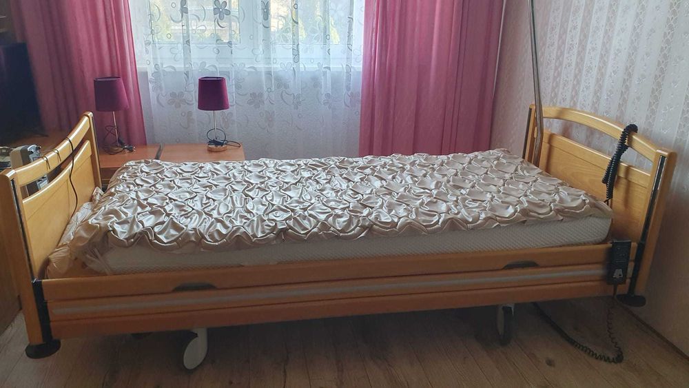 Łóżko medyczne do pielęgnacji starszych osób , profesjonalne jak nowe.