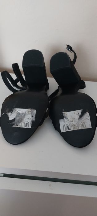 Nowe Sandałki z haftem Morgan de toi