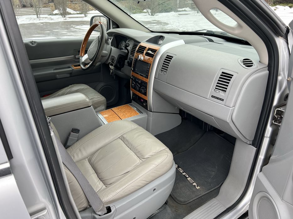 Chrysler Aspen рамный полный привод 8мест