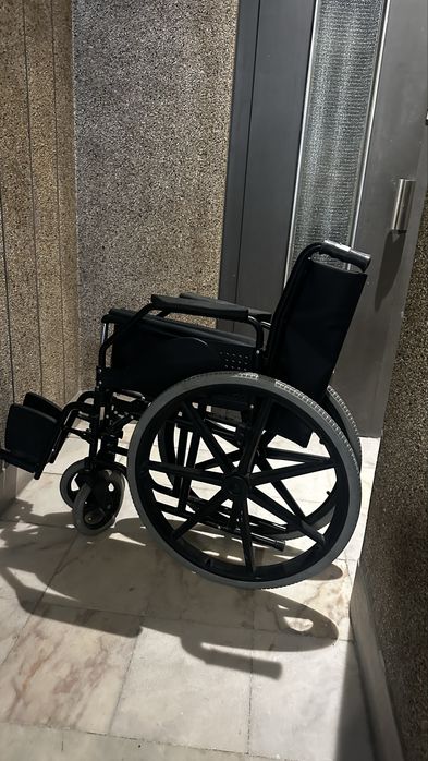 Cadeira de rodas - robusta mas leve