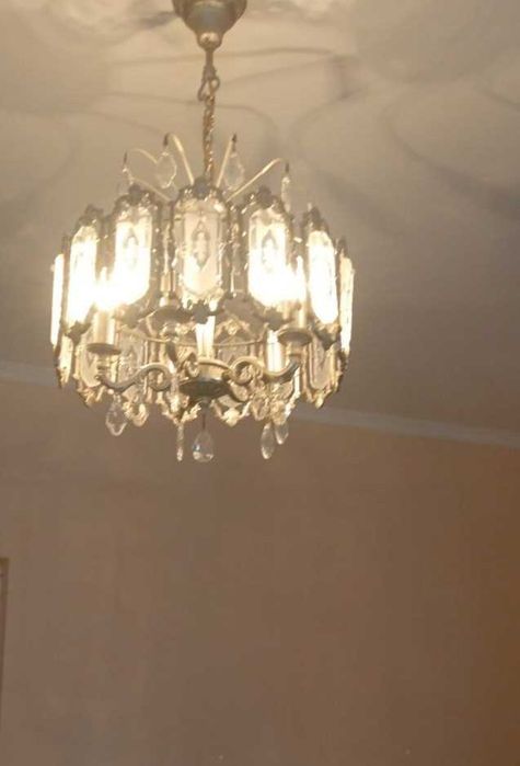 Люстра в вітальню