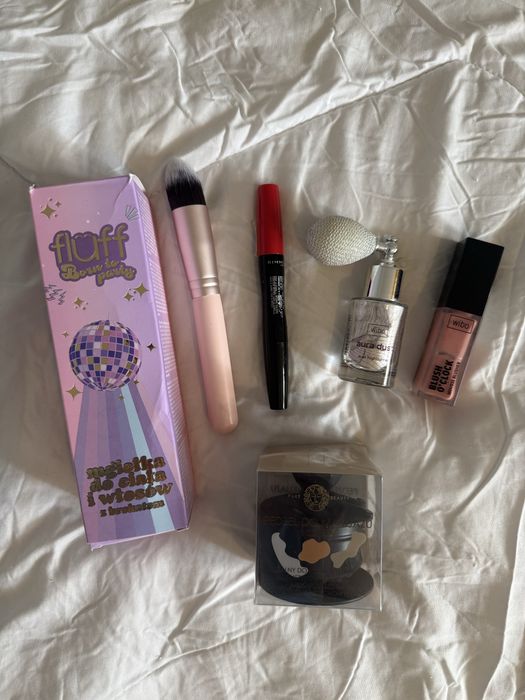 Kosmetyki do makijażu nowe z metką