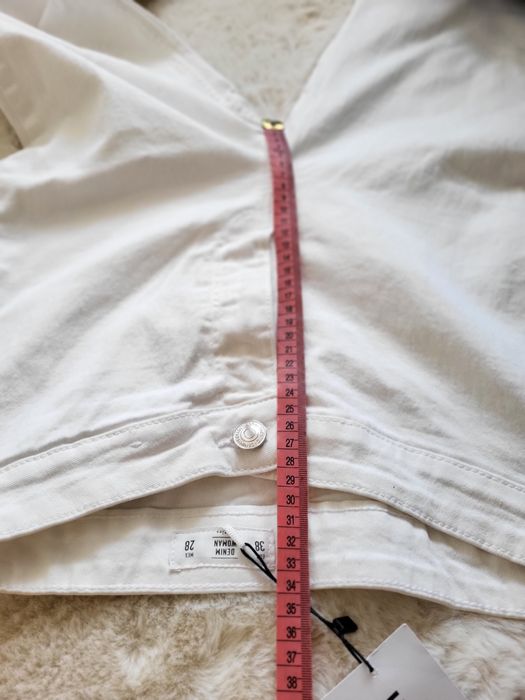 Białe jeansy damskie dżinsy spodnie dzwony 38 Lefties