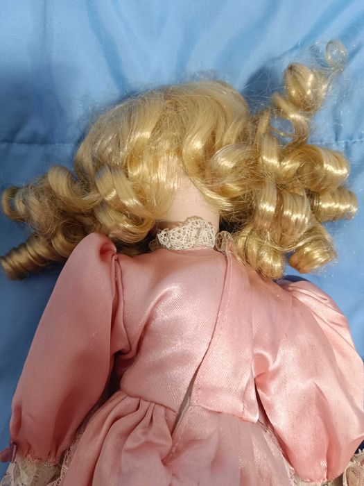 Boneca porcelana loira com vestido rosa
