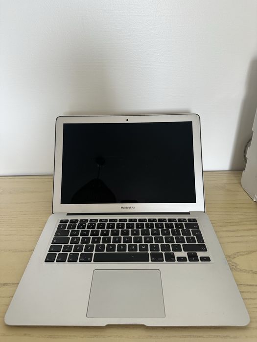 Macbook Air 2015 a funcionar (13”, disco 128 Gb e 4 Gb RAM)