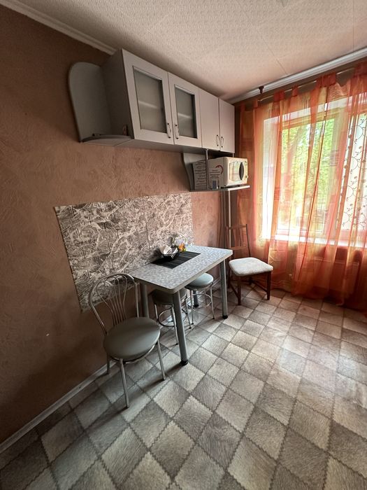 Велика 4 - кімнатна квартира -6 окремих місць