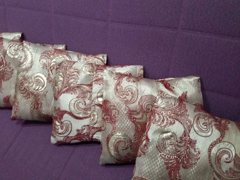 Подушки декоративні в ідеальному стані.