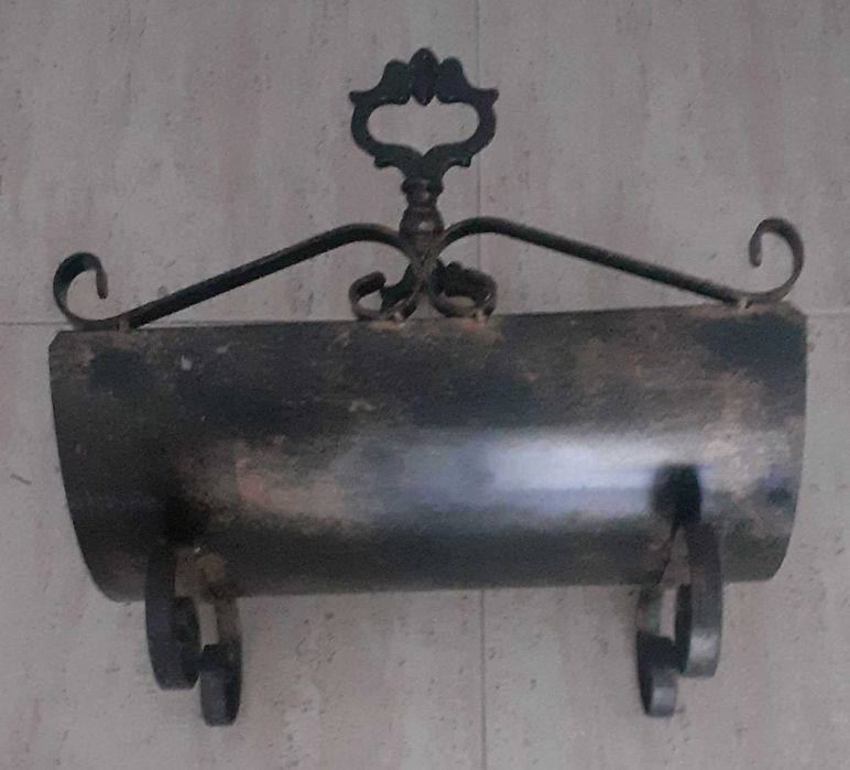 Cesto para lenha em metal (latão)+suporte e kit de limpeza.