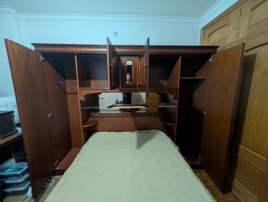 Cama de Casal Clássica em Madeira Tom Cerejeira + Estrado