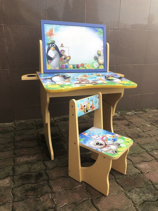 Дитяча парта з дошкою і стільцем