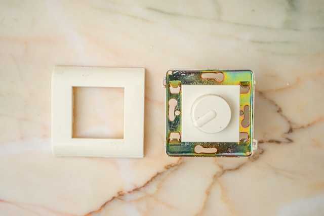 interruptor de luz variavel  para lampadas de 220V da marca Legrad