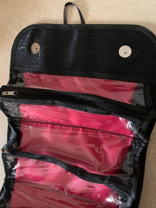 Rozkładana wisząca czarna kosmetyczka